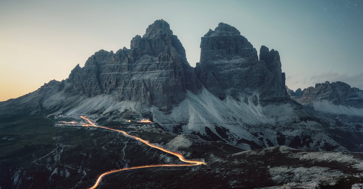 découvrez le cadre juridique des activités en montagne avec mountain law. explorez les réglementations sur la sécurité, l'environnement et les droits d'accès pour garantir une pratique responsable et légale des sports de montagne.