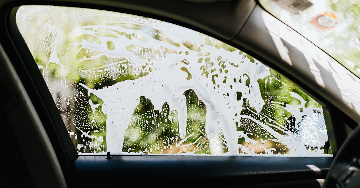 découvrez nos conseils pratiques pour assurer l'entretien de votre voiture cet été. protégez votre véhicule des chaleurs estivales et préparez-le pour des vacances sereines sur la route.